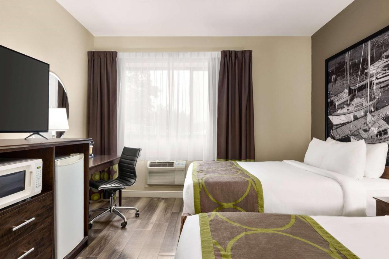Hotel Super 8 By Wyndham Sarnia On Exterior foto